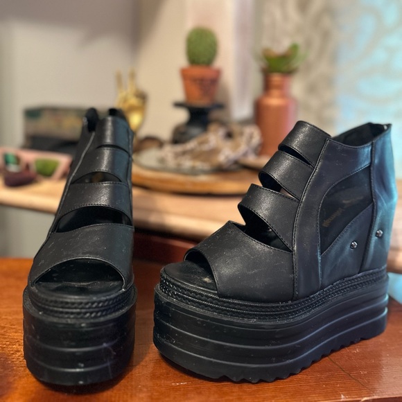 Black platform heels - Picture 2 of 2